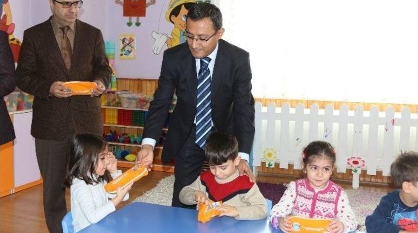 Minik &Ouml;ğrencilere Flor&uuml;rl&uuml; Vernik Uygulaması Yapıldı