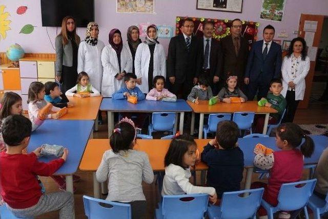 Minik &Ouml;ğrencilere Flor&uuml;rl&uuml; Vernik Uygulaması Yapıldı 2