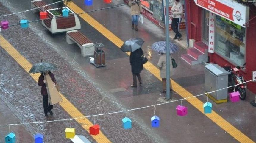 Balıkesir&rsquo;de Sağanak Yağış Hayatı Olumsuz Etkiliyor