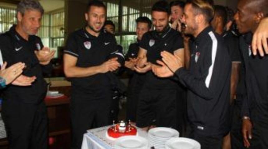 Manisaspor'da Kaleci İsmail'e Doğum G&uuml;n&uuml; Kutlaması