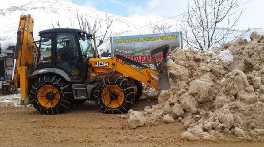 Sarıveliler Belediyesinin Karla M&uuml;cadelesi Devam Ediyor