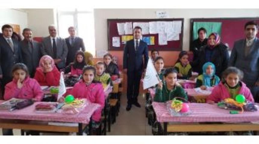 Gevaşlı &Ouml;ğrencilere Uzanan Masum El