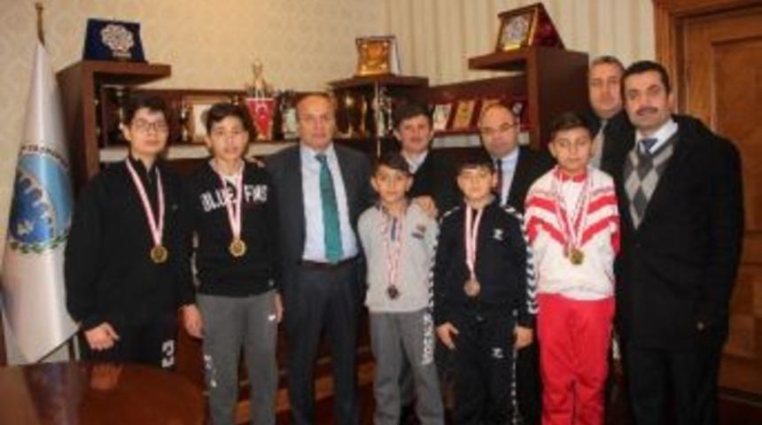 Şampiyon Kick-boks&ccedil;ular, Başkan Arslan&rsquo;ı Ziyaret Etti