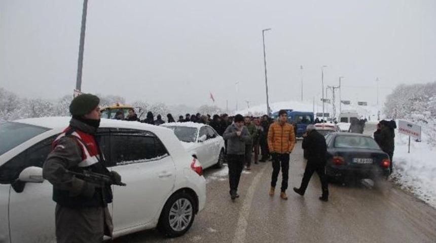 Avm&rsquo;nin Bağlantı Yolunu Karayolları A&ccedil;tı, Belediye Ekipleri Tekrar Kapattı