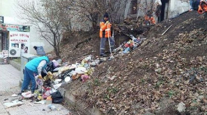 Niksar'da Bir Evden 8 Kamyon &Ccedil;&ouml;p &Ccedil;ıkarıldı