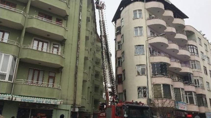 Iğdır&rsquo;da İtfaiye Ekipleri Tehlike Sa&ccedil;an Buz Sarkıtlarını Temizledi