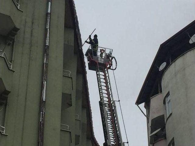 Iğdır’da İtfaiye Ekipleri Tehlike Saçan Buz Sarkıtlarını Temizledi