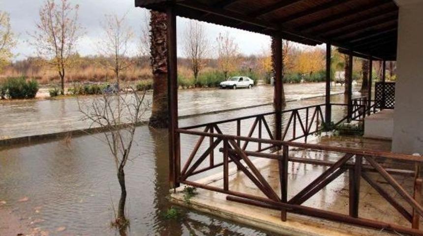 Yağmur Sonrası &Ccedil;amurlu Su Denizin Rengini Değiştirdi