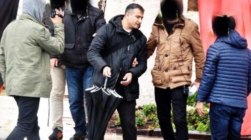 İşe Iade Isteyen &Ouml;ğretmenden Tek Kişilik Eylem