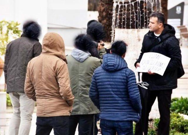 İşe Iade Isteyen &Ouml;ğretmenden Tek Kişilik Eylem 1