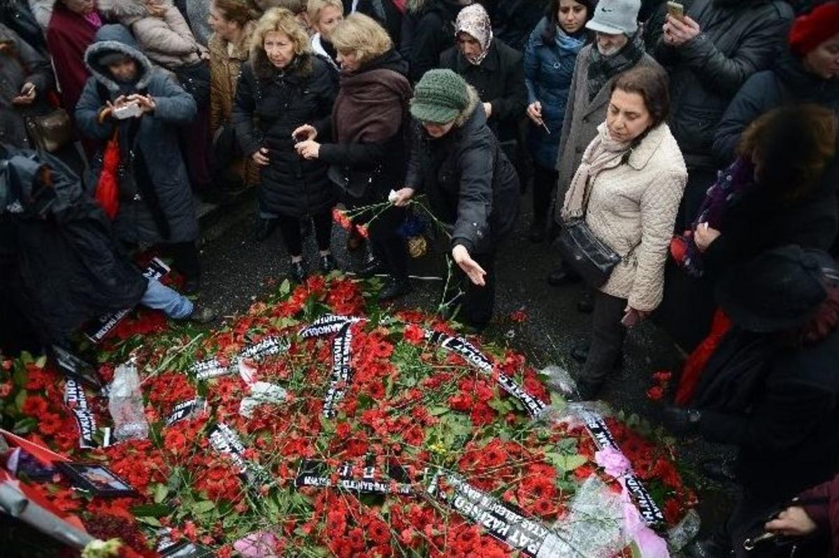 Chp&rsquo;li Kadınlar Reina &Ouml;n&uuml;nde Hayatını Kaybedenleri Andı