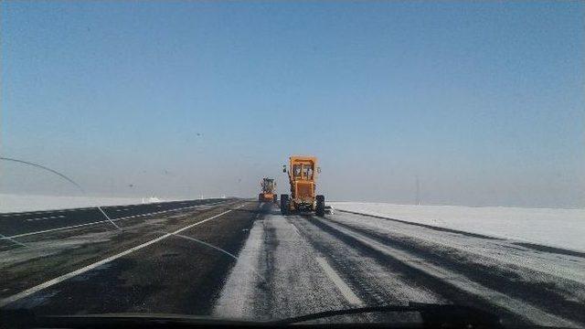 Karayolları Kars-sarıkamış Yolunun Buzunu Temizliyor