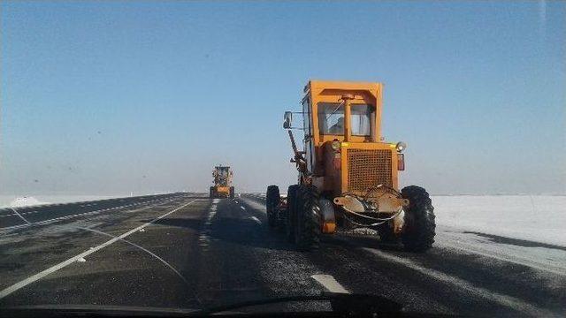 Karayolları Kars-sarıkamış Yolunun Buzunu Temizliyor