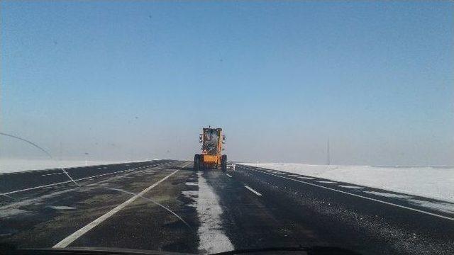 Karayolları Kars-sarıkamış Yolunun Buzunu Temizliyor