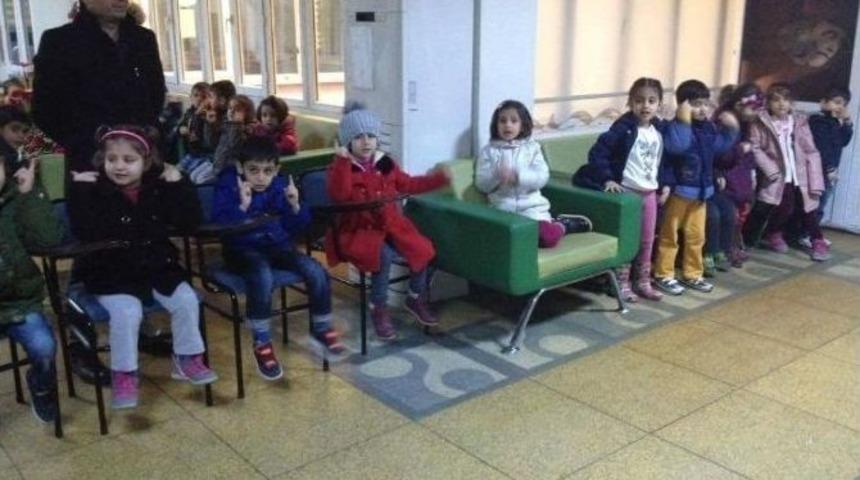 Anaokulu &Ouml;ğrencileri Piyano &Ccedil;alıp Şarkı S&ouml;yledi