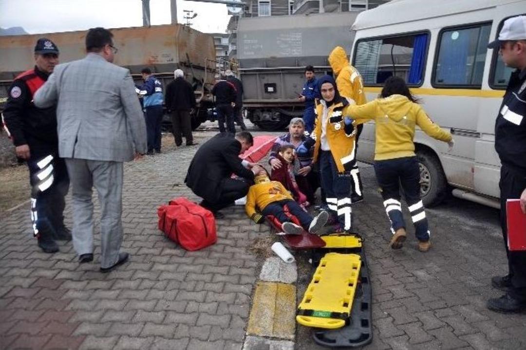 Y&uuml;k Treni &Ouml;ğrenci Servisine &Ccedil;arptı: 5 Yaralı