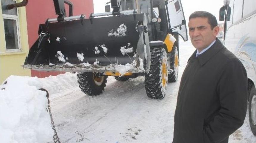 Düzkışla Belediyesi’ne İş Makinesi Hibe Edildi