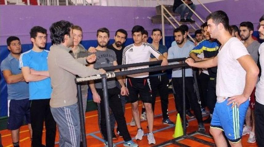 Gen&ccedil;ler Polislik Sınavına Hazırlanıyor