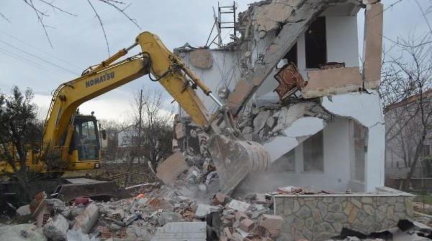 Samsun'da Ka&ccedil;ak Olduğu Iddia Edilen 2 Katlı Bina Yıkıldı