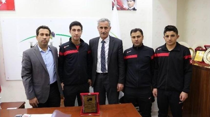 Belediye Başkanı Kara&rsquo;ya Plaket