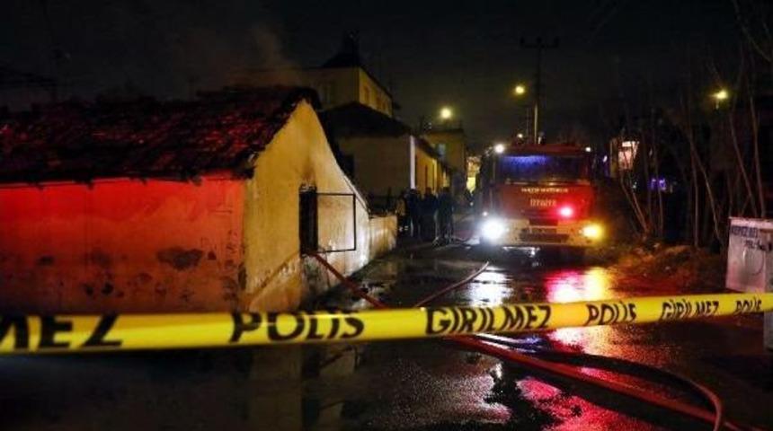 Elektrikli Battaniyeden &Ccedil;ıkan Yangında Ev Alev Alev Yandı