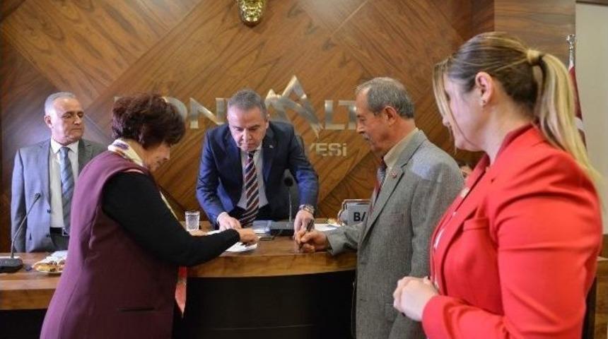 Konyaaltı Belediye Meclisi Tek Y&uuml;rek Oldu
