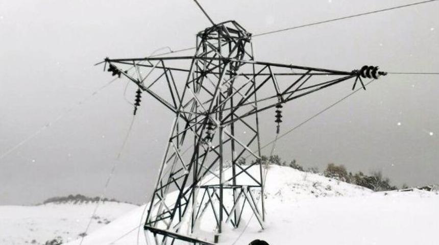 Kar Elektrik Direğini Kırdı