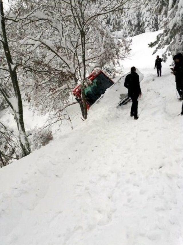 Kar Elektrik Direğini Kırdı