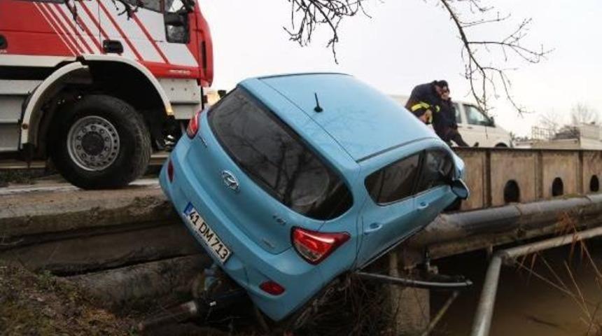 K&ouml;pr&uuml; Korkuluklarına &Ccedil;arpan Otomobil Asılı Kaldı