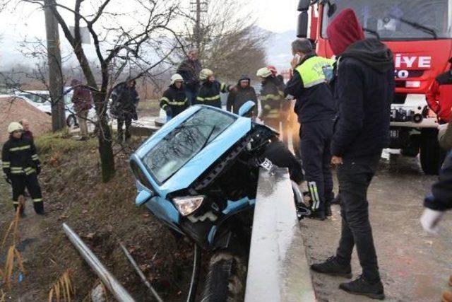 Köprü Korkuluklarına Çarpan Otomobil Asılı Kaldı