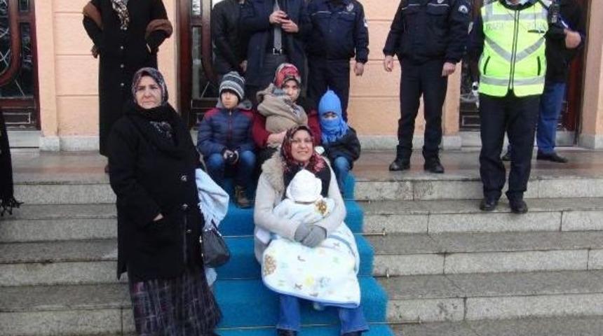 Kapatılan I&ccedil;kili Mekan Işletmecilerinden Valilik &Ouml;n&uuml;nde Eylem