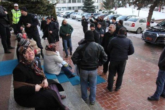 Kapatılan Içkili Mekan Işletmecilerinden Valilik Önünde Eylem