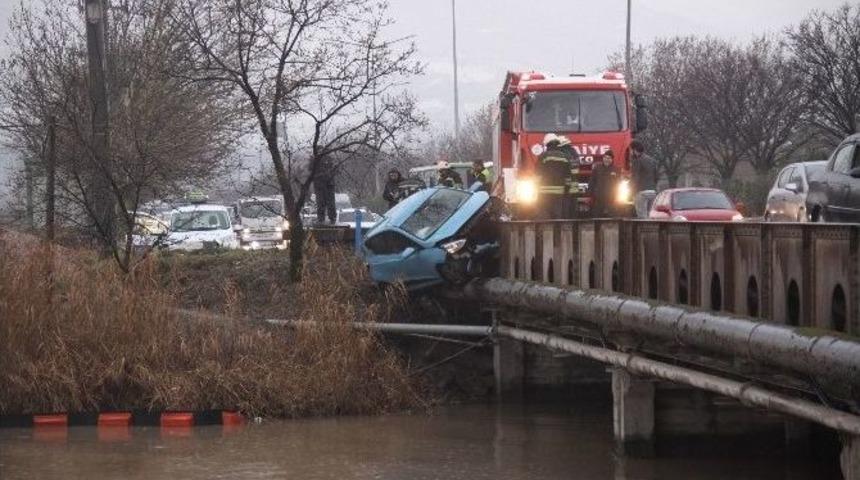 Yoldan Çıkan Otomobil Köprüde Asılı Kaldı