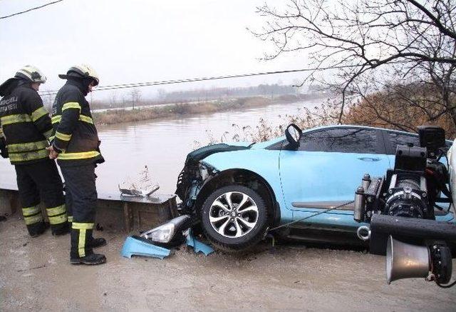 Yoldan Çıkan Otomobil Köprüde Asılı Kaldı