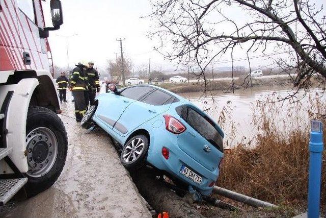 Yoldan Çıkan Otomobil Köprüde Asılı Kaldı