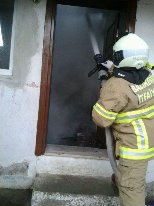 Bacadan Çıkan Yangın Bir Evi Kül Etti