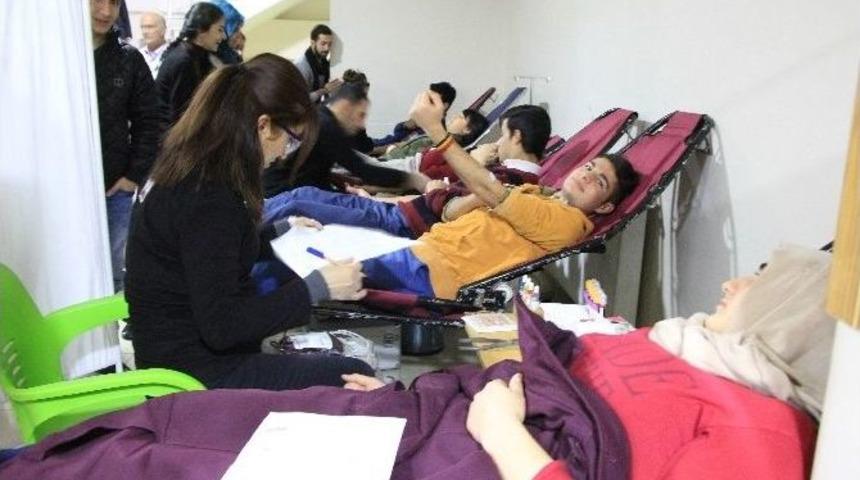 &Ouml;ğrenciler Kızılay&rsquo;ın Sesine Kulak Verdi