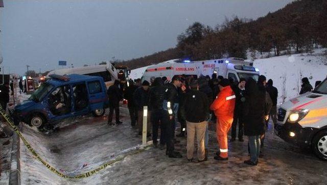 Askeri Araç Ve Yolcu Minibüsü Çarpıştı: 2 Şehit, 10 Yaralı