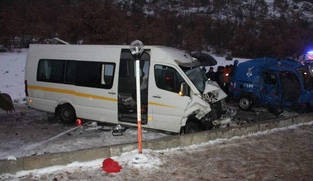 Askeri Araç Ve Yolcu Minibüsü Çarpıştı: 2 Şehit, 10 Yaralı