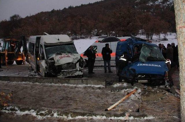 Askeri Araç Ve Yolcu Minibüsü Çarpıştı: 2 Şehit, 10 Yaralı