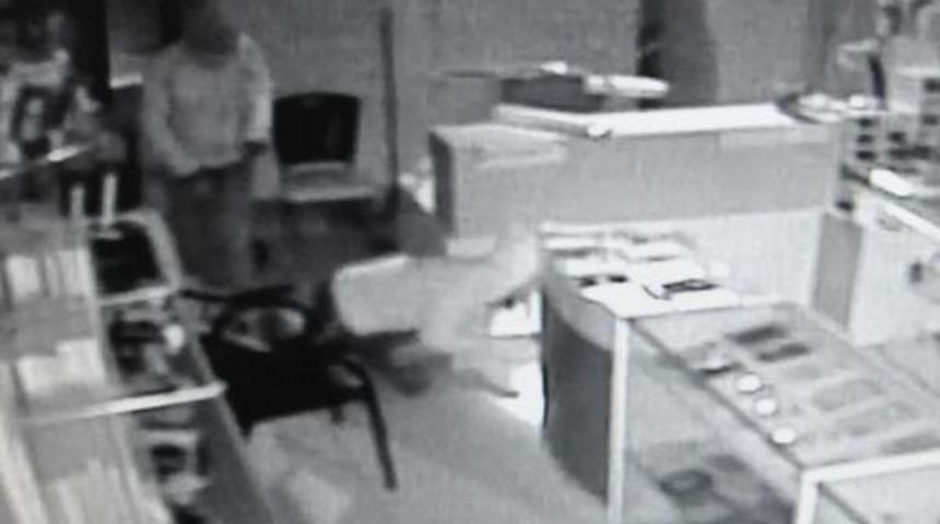 Hırsızlar Kameraya Rağmen 22 Telefonu &Ccedil;aldı