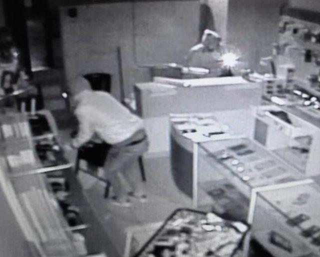 Hırsızlar Kameraya Rağmen 22 Telefonu &Ccedil;aldı 1