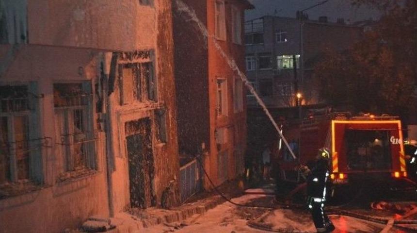 Tarihi Surlarının Yanında Korkutan Yangın