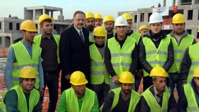 Bakan Özhaseki Cizre'de Toki Inşaatlarını Inceledi (2)