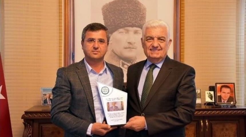 Seydikemer &Ouml;ren Muhtarı&rsquo;ndan Başkan G&uuml;r&uuml;n&rsquo;e Teşekk&uuml;r Plaketi