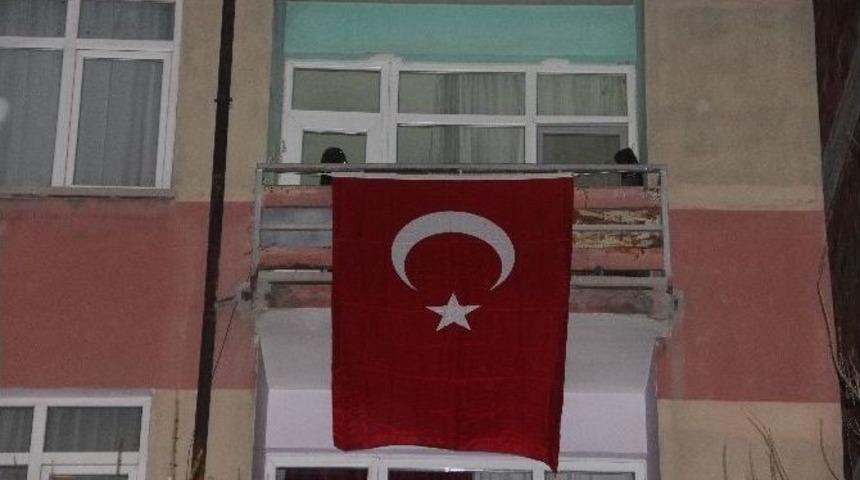 Kahraman Şehidin Baba Evine T&uuml;rk Bayrakları Asıldı