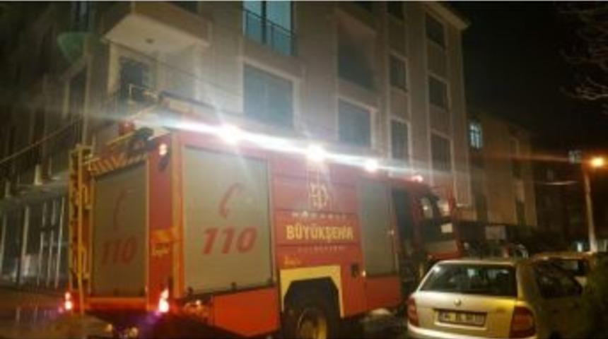 4 Katlı Binanın &Ccedil;atısında &Ccedil;ıkan Yangın Korkuttu