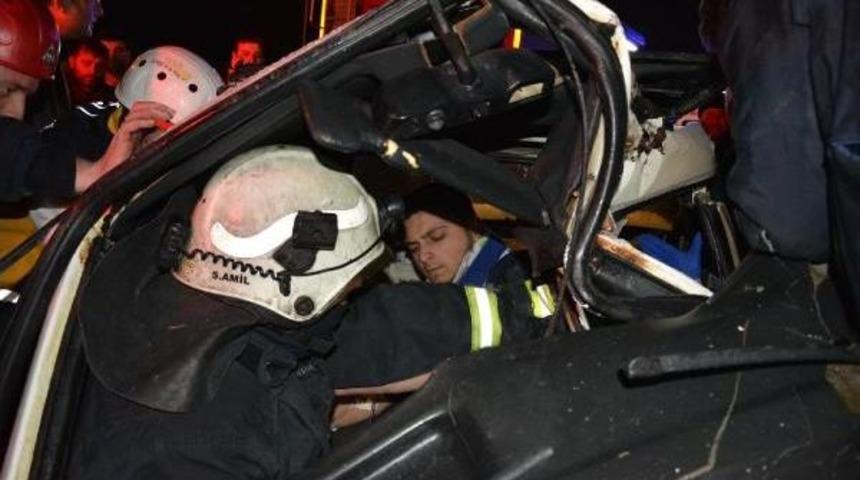 Kazada Sıkışan S&uuml;r&uuml;c&uuml;y&uuml; Itfaiye Kurtardı