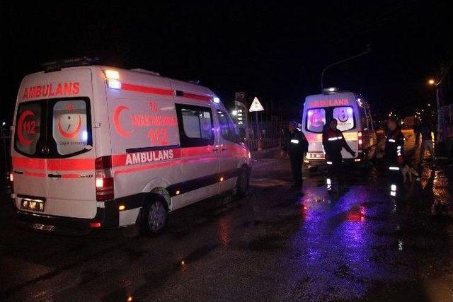 Adana’da 4 Kişi Hurdaya Dönen Araçtan Sağ Çıktı