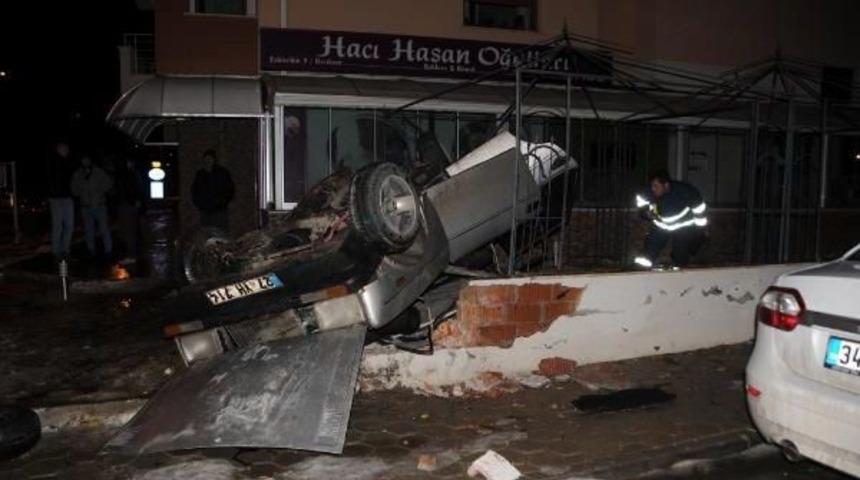Otomobil Bah&ccedil;e Duvarına &Ccedil;arptı: 2 &Ouml;l&uuml;, 1 Yaralı